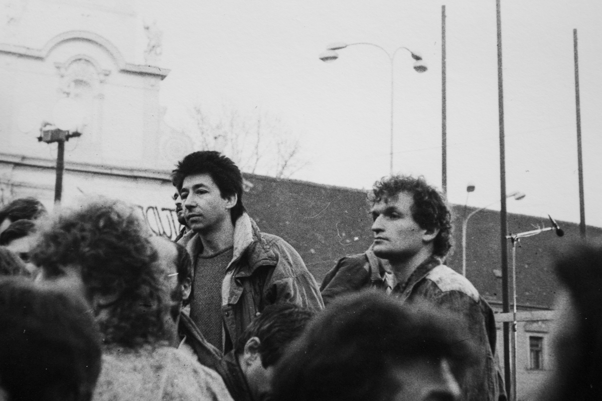 Jana Šebestová, Ján Budaj a Michal Hrbáček na Námestí SNP v Bratislave, február 1990. Súkromný majetok